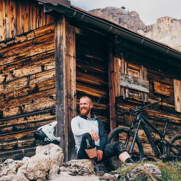 MTB | © Archivio Immagini ApT Val di Fassa Biker che riposa vicino ad una baita | © Archivio Immagini ApT Val di Fassa