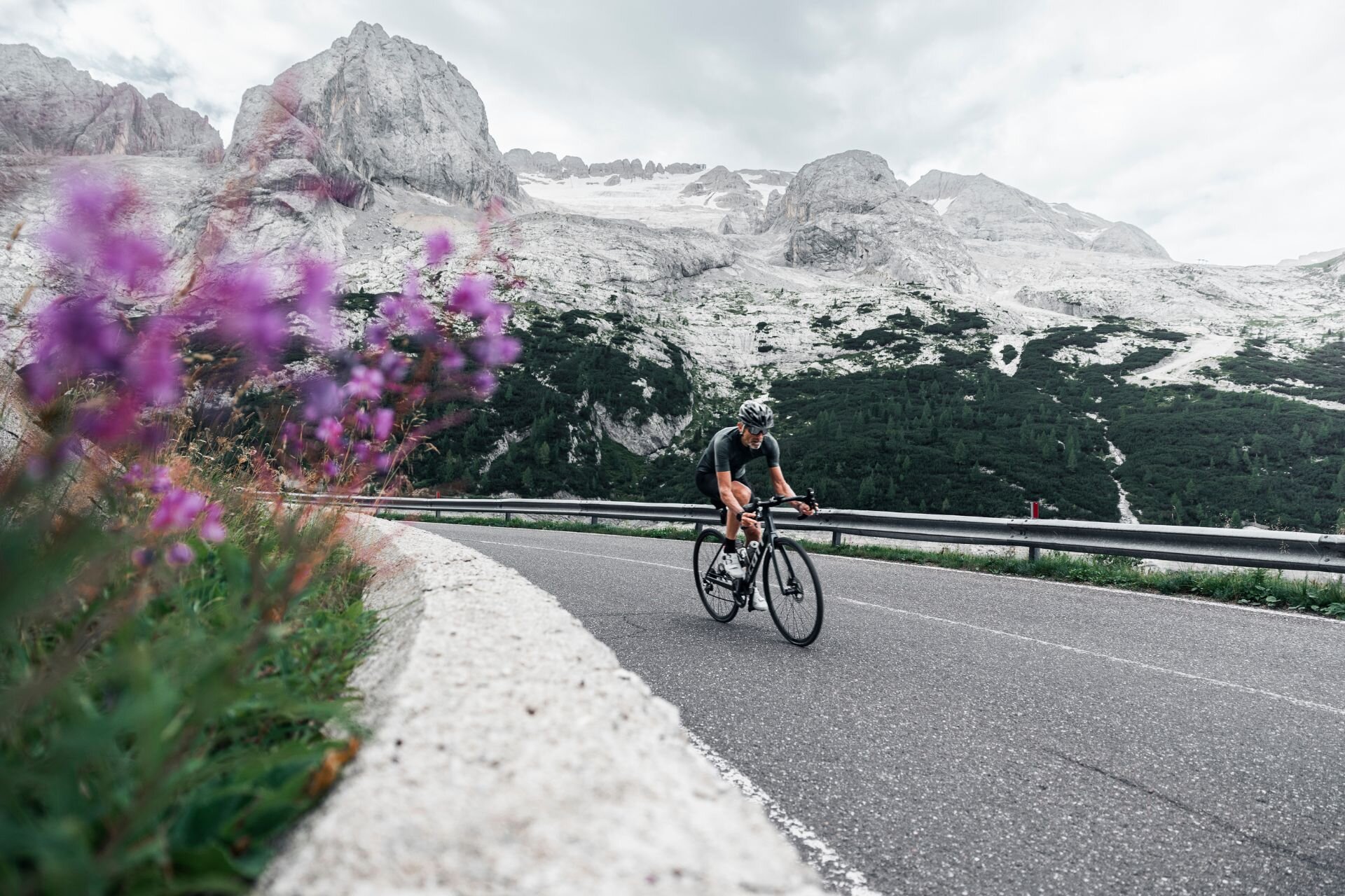 Bici da corsa vista Marmolada | © Federico Modica - Archivio Immagini ApT Val di Fassa Ciclista su strada vista Marmolada | © Federico Modica - Archivio Immagini ApT Val di Fassa