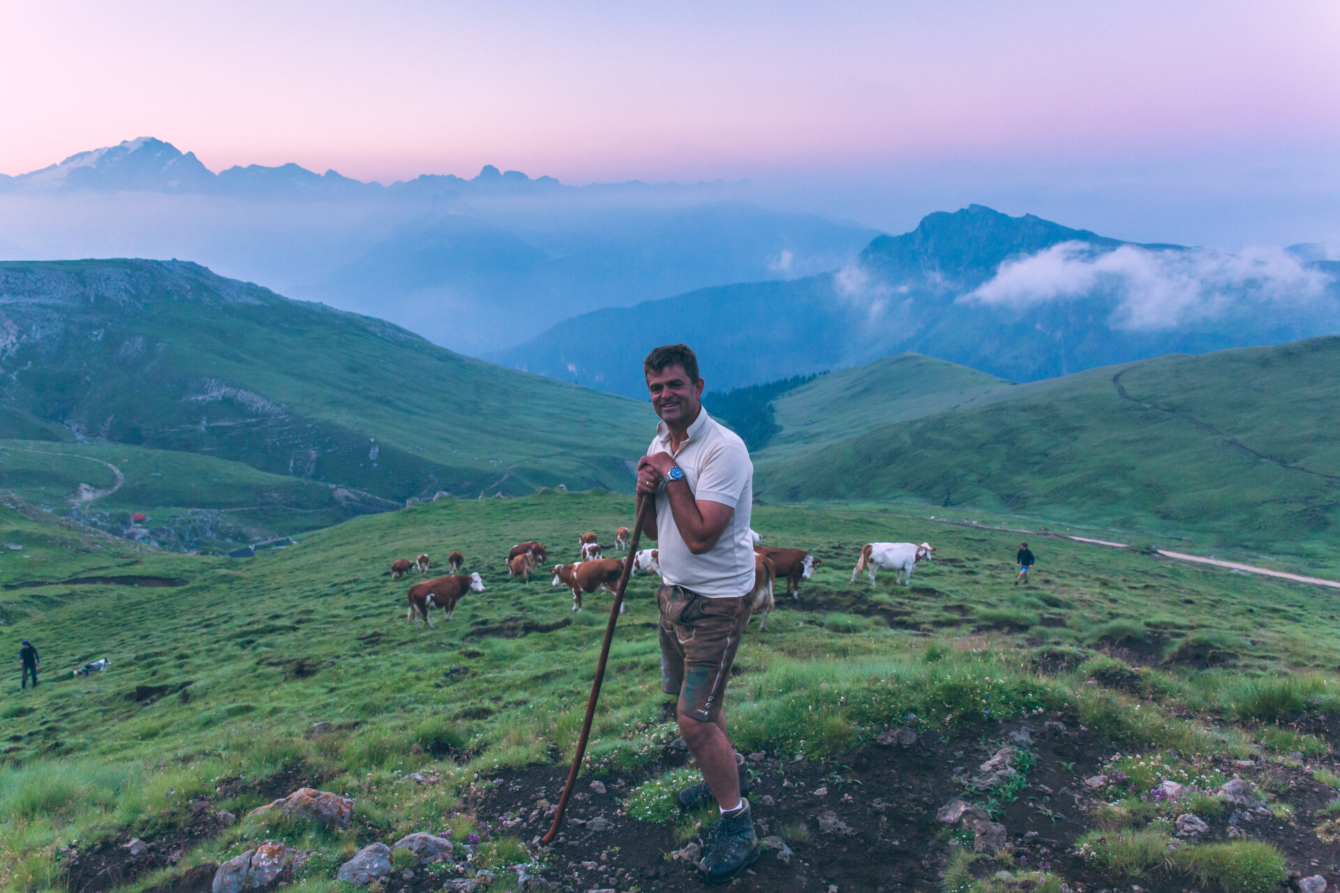 Tramonto in alpeggio | © Patricia Ramirez  - Archivio Immagini ApT Val di Fassa Pastore che sorride al tramonto in alpeggio in Val di Fassa | © Patricia Ramirez  - Archivio Immagini ApT Val di Fassa