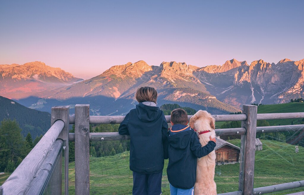 Enrosadira al Buffaure Bambini che guardano l'Enrosadira al Buffaure in Val di Fassa