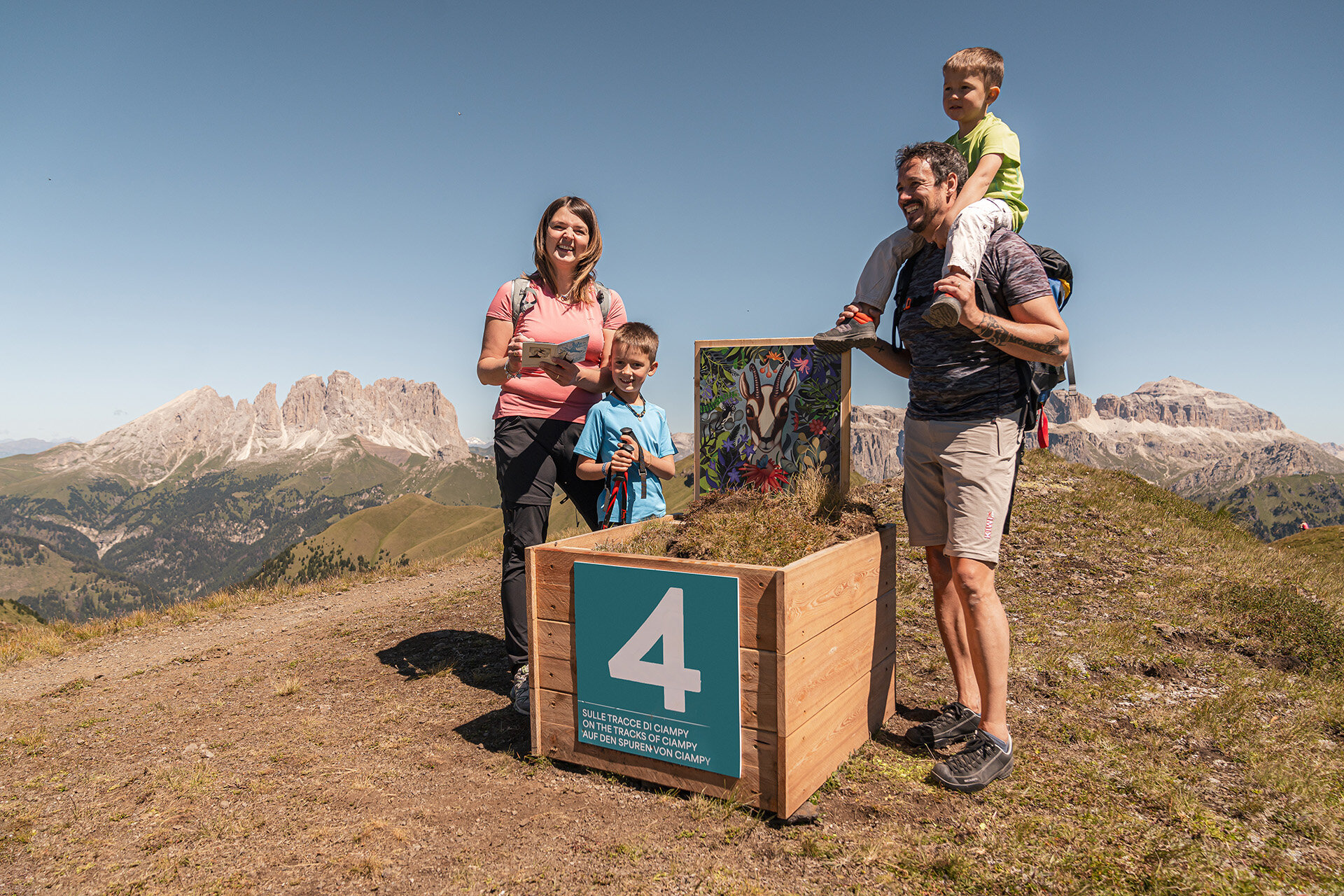 Famiglia al Ciampac | © Mattia Rizzi - Archivio Immagini ApT Val di Fassa Famiglia lungo il percorso "Sulle tracce di Ciampy" al Ciampac, in Val di Fassa | © Mattia Rizzi - Archivio Immagini ApT Val di Fassa
