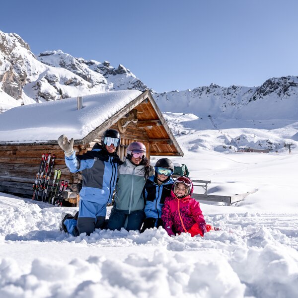 Vacanza in famiglia in Val di Fassa | © Archivio Immagini ApT Val di Fassa - Mattia Rizzi Famiglia sulla neve tra le baite in Val di Fassa | © Archivio Immagini ApT Val di Fassa - Mattia Rizzi