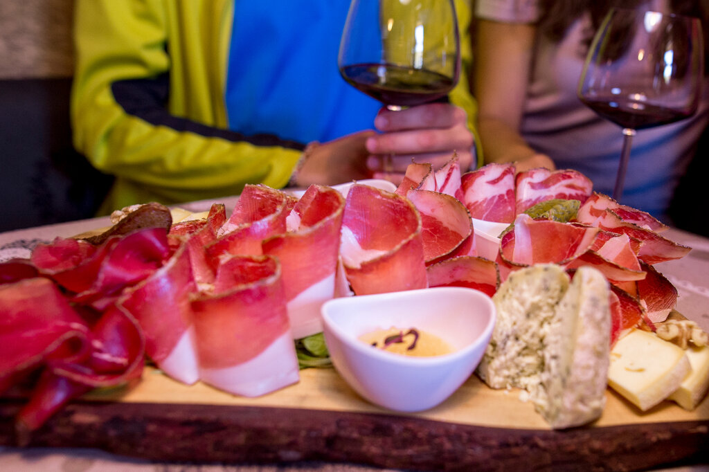 Tagliere Tagliere con salumi tipici della Val di Fassa