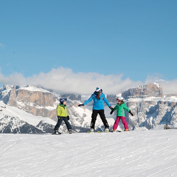 Scuola di sci | © Federico Modica - Archivio Immagini ApT Val di Fassa Scuola di sci in Val di Fassa | © Federico Modica - Archivio Immagini ApT Val di Fassa