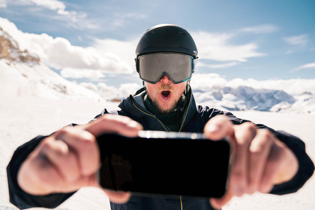 Skiarea Col Rodella Persona che si scatta un selfie con la vista delle Dolomiti