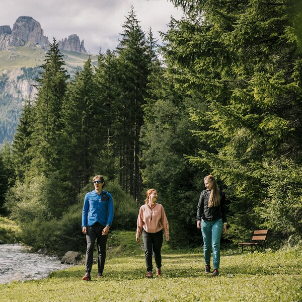 Passeggiata ad Alba | © Federico Modica - Archivio Immagini ApT Val di Fassa Passeggiata lungo il fiume Avisio ad Alba di Canazei in Val di Fassa | © Federico Modica - Archivio Immagini ApT Val di Fassa