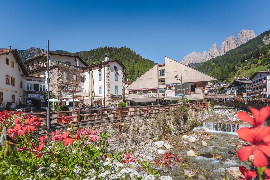 Centro di Campitello | © Patricia Ramirez - Archivio Immagini ApT Val di Fassa Il centro del paese di Campitello, in Val di Fassa | © Patricia Ramirez - Archivio Immagini ApT Val di Fassa