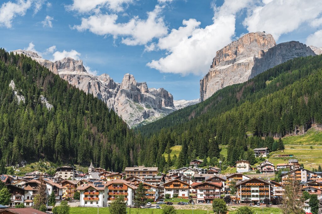 Canazei | © Patricia Ramirez - Archivio Immagini ApT Val di Fassa Vista dal paese di Canazei, in Val di Fassa, sulle Dolomiti | © Patricia Ramirez - Archivio Immagini ApT Val di Fassa