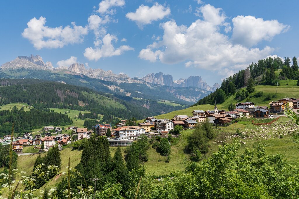 Moena | © Patricia Ramirez - Archivio Immagini ApT Val di Fassa Scorcio panoramico del paese di Moena, la Fata delle Dolomiti, in Val di Fassa | © Patricia Ramirez - Archivio Immagini ApT Val di Fassa