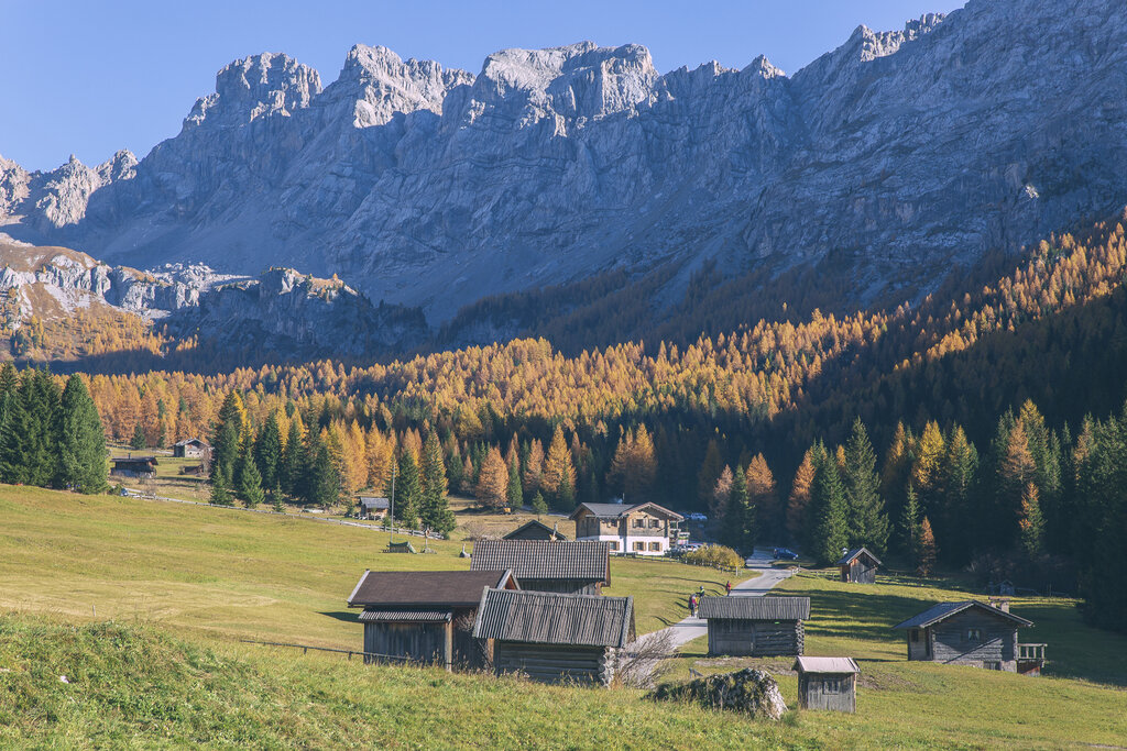 Val San Nicolò in autunno | © Patricia Ramirez - Archivio Immagini ApT Val di Fassa La Val San Nicolò, a Pozza di Fassa, nello scenario tipico di baite rustiche in autunno | © Patricia Ramirez - Archivio Immagini ApT Val di Fassa