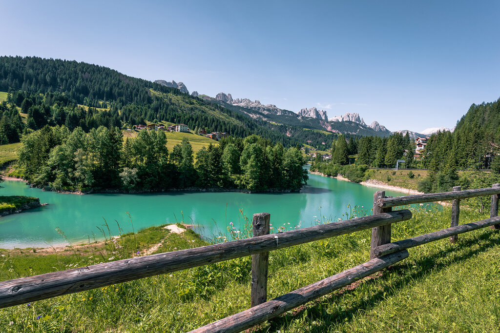 Lago di Soraga | © Patricia Ramirez - Archivio Immagini ApT Val di Fassa Vista dall'alto del lago di Soraga, nel cuore delle Dolomiti in Val di Fassa | © Patricia Ramirez - Archivio Immagini ApT Val di Fassa