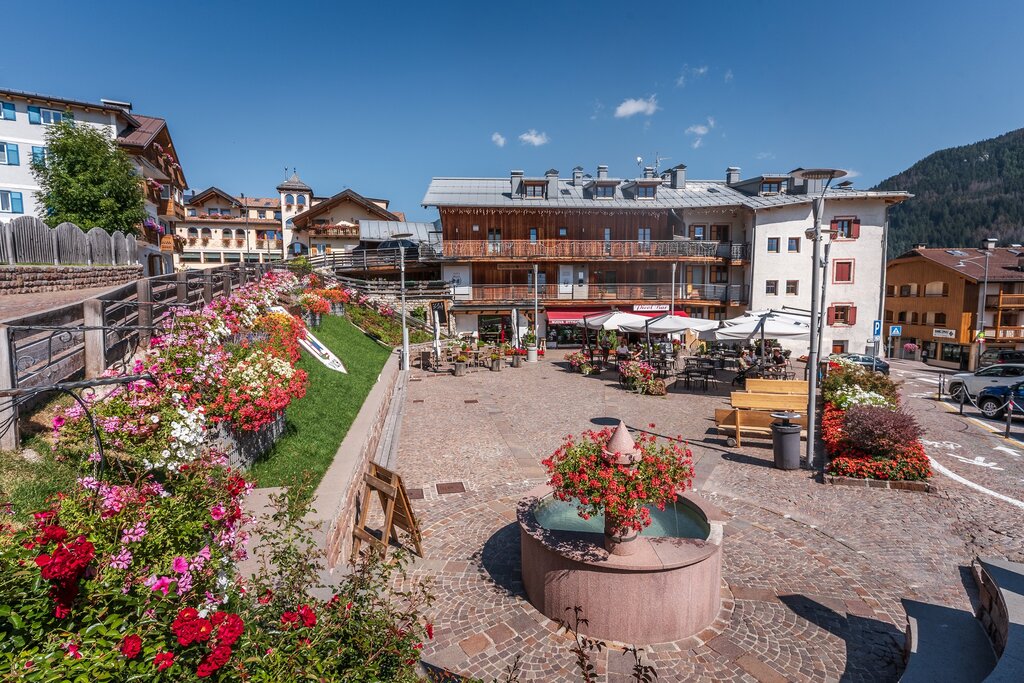 Piazza di Vigo | © Patricia Ramirez - Archivio Immagini ApT Val di Fassa Piazza nel centro di Vigo di Fassa, nel comune di Sèn Jan | © Patricia Ramirez - Archivio Immagini ApT Val di Fassa