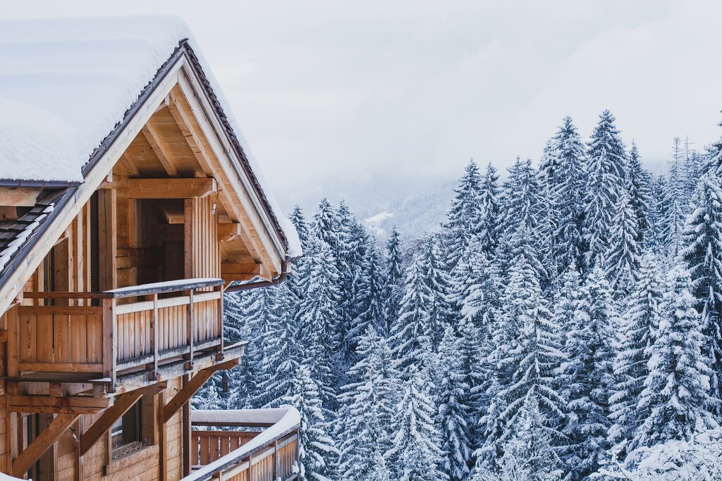 Dettaglio tetto in legno Dettaglio di un tetto in legno chiaro ricoperto di neve