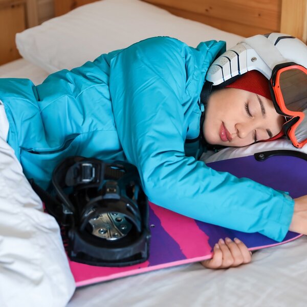 Snowboard | © Archivio Immagini Val di Fassa Ragazza che dorme abbracciando uno snowboard | © Archivio Immagini Val di Fassa
