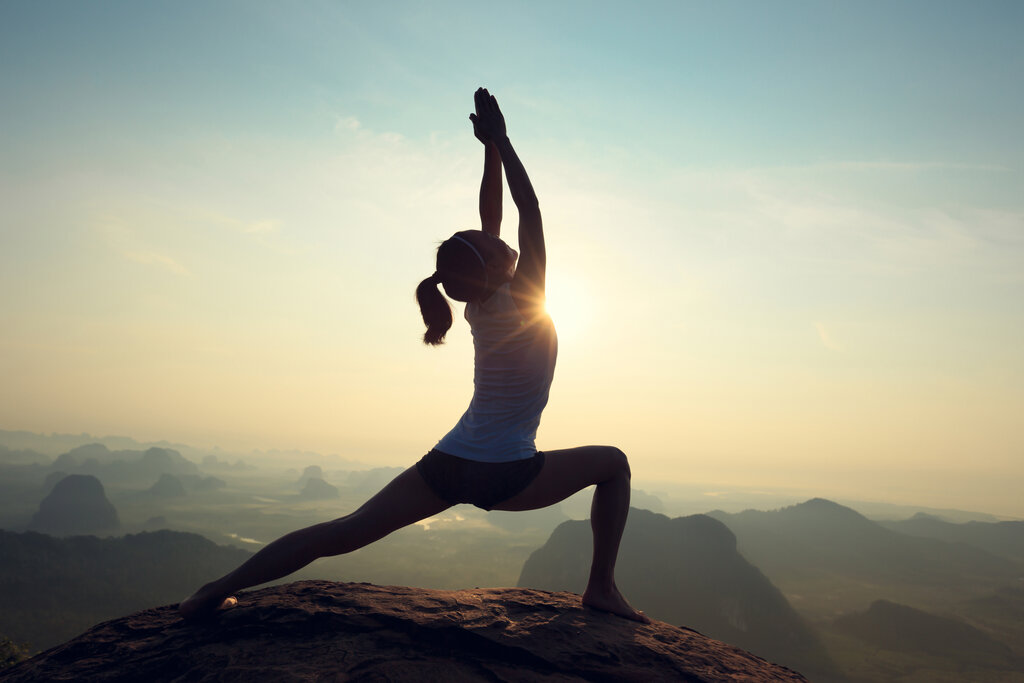 Yoga nella natura Persona che fa yoga nella natura