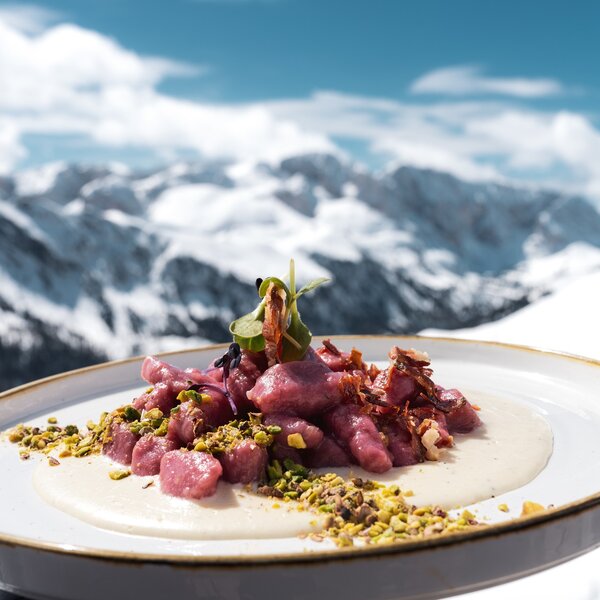 Piatto ladino | © Mattia Rizzi - Archivio Immagini ApT Val di Fassa Piatto di cucina ladina in un rifugio in Val di Fassa | © Mattia Rizzi - Archivio Immagini ApT Val di Fassa