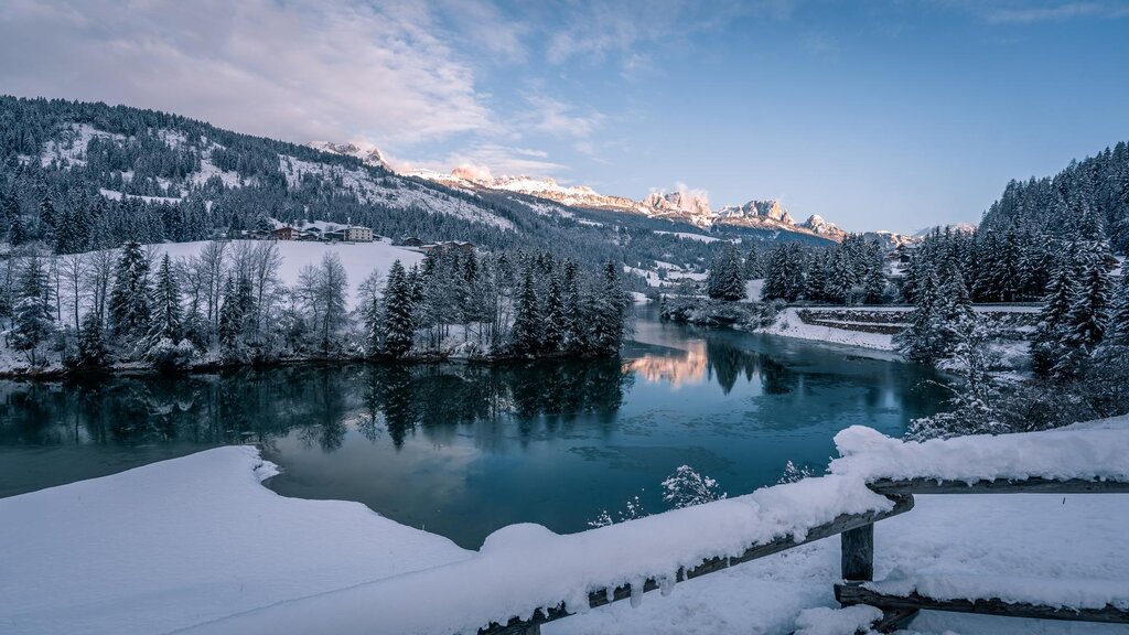 Lago di Soraga innevato Visione invernale del lago di Soraga sotto la neve